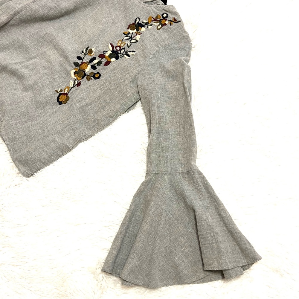 Zara floral embroidered blouse with bell sleeves gray and floral S